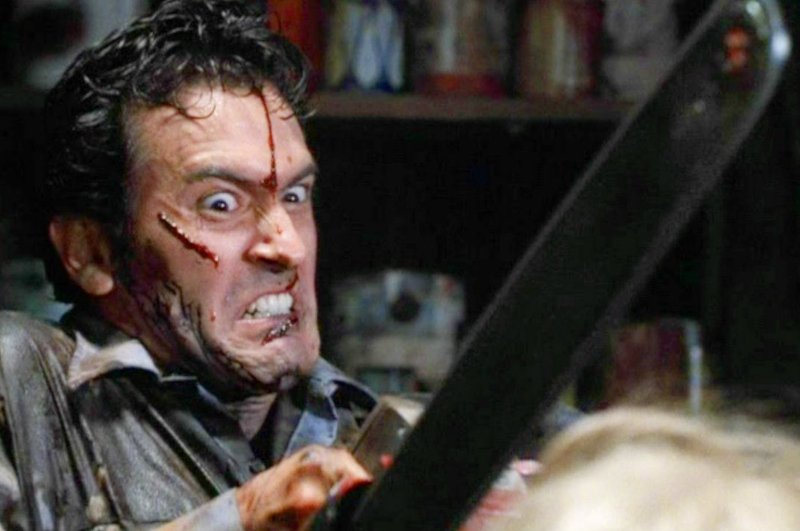 Bruce Campbell jako Ash w filmie "Martwe zło 2".