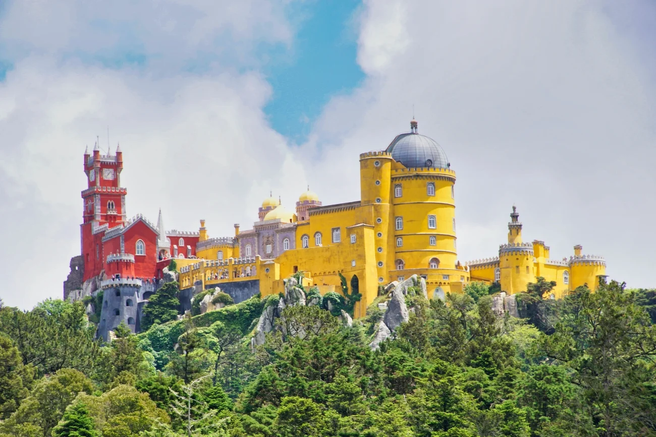 widok na panoramę pałacu Pena w Sintrze
