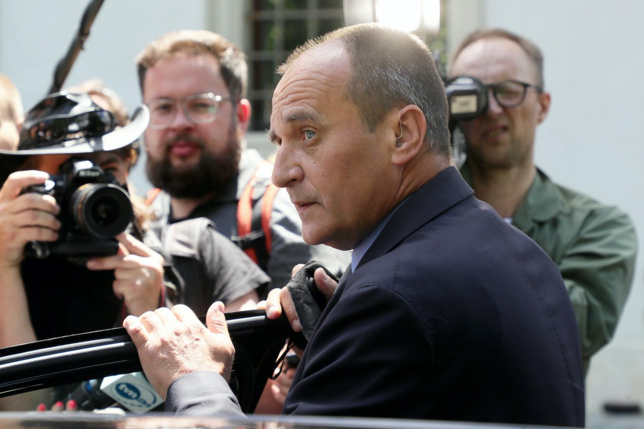 Poseł Paweł Kukiz w błysku fleszy z okazji wspólnego wystąpienia z Jarosławem Kaczyńskim, które dotyczyło współpracy programowej (14.06.2021). Czy teraz Kukiz zapewni głosy ws. powołania komisji, która zajmie się m.in. aferą pegasusową PiS?