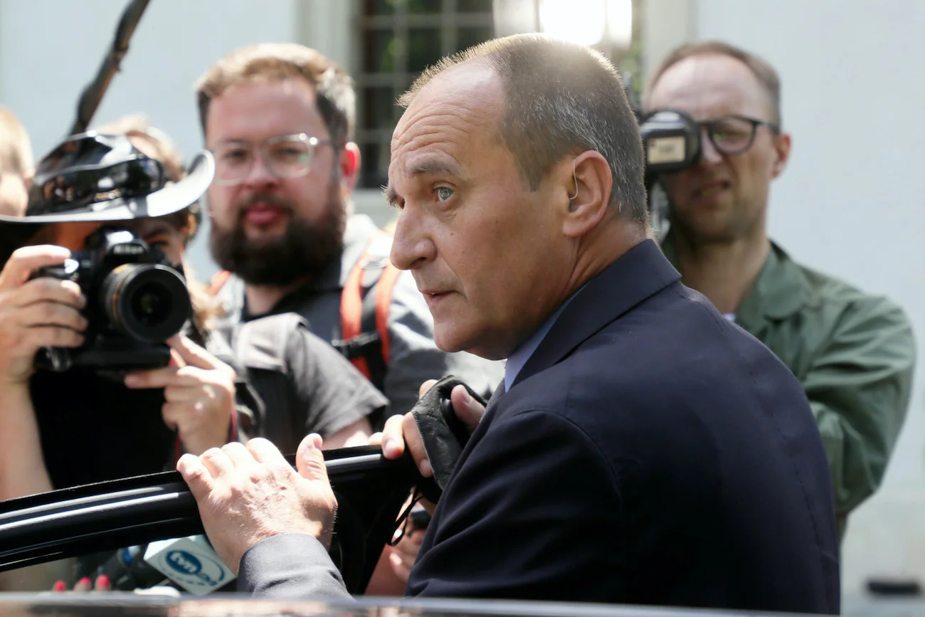 Poseł Paweł Kukiz w błysku fleszy z okazji wspólnego wystąpienia z Jarosławem Kaczyńskim, które dotyczyło współpracy programowej (14.06.2021). Czy teraz Kukiz zapewni głosy ws. powołania komisji, która zajmie się m.in. aferą pegasusową PiS?