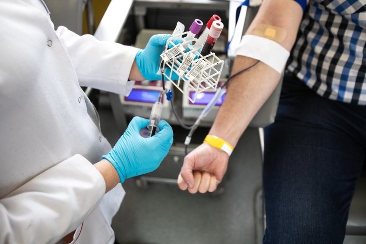 Terapia osoczem daje nadzieję w walce z COVID-19