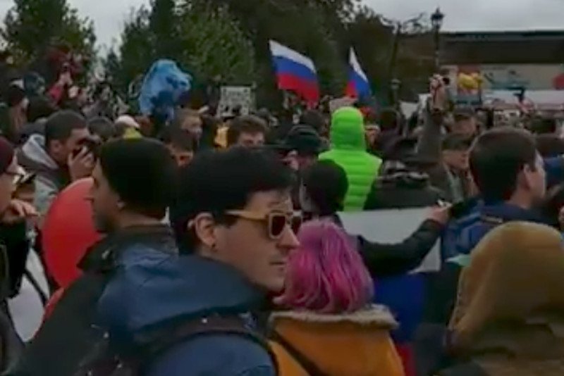 Zwolennicy opozycji protestują w Moskwie z okazji 65 urodzin Władimira Putina.