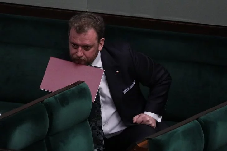 Ministerstwo Zdrowia musiało wiedzieć, że kupuje maseczki, które nie nadają się dla medyków.