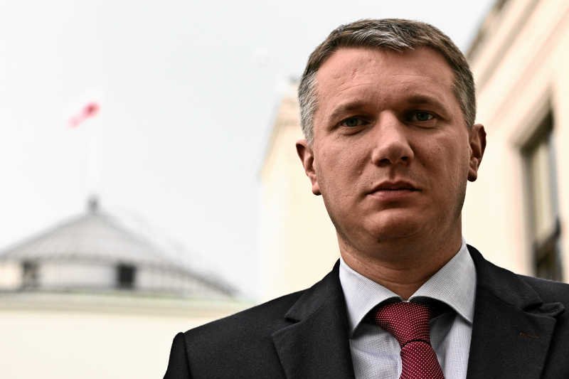 Wg nieoficjalnych informacji Przemysław Wipler będąc pod wpływem alkoholu zaatakował policjantów