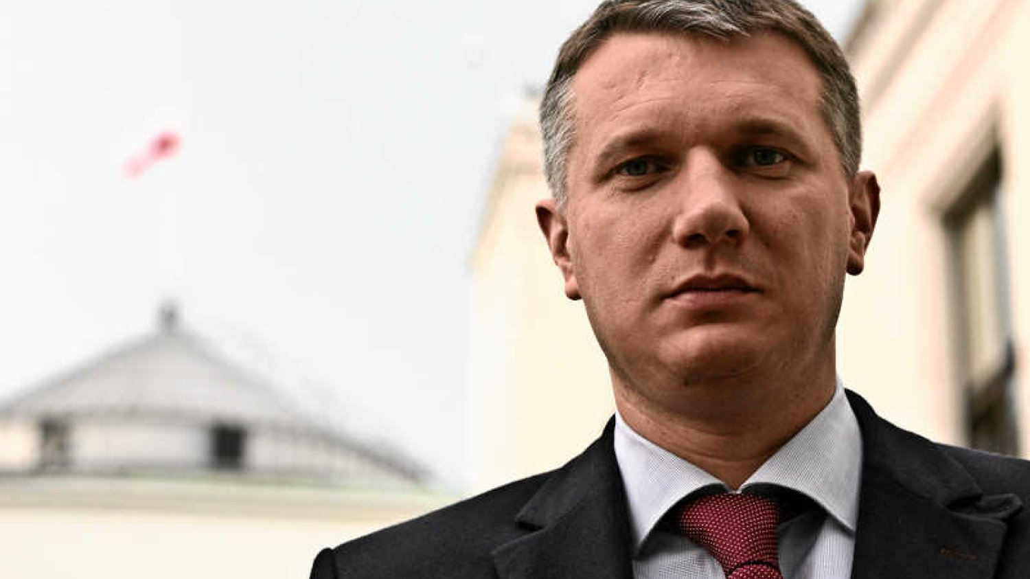 Wg nieoficjalnych informacji Przemysław Wipler będąc pod wpływem alkoholu zaatakował policjantów