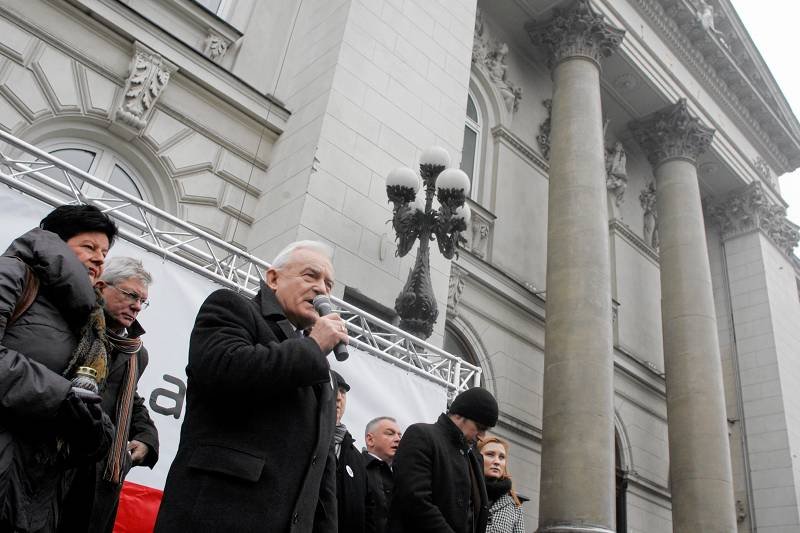 Leszek Miller pod Zachętą w rocznicę zamordowania prezydenta Gabriela Narutowicza