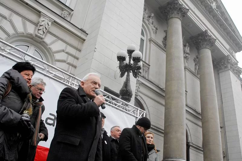 Leszek Miller pod Zachętą w rocznicę zamordowania prezydenta Gabriela Narutowicza