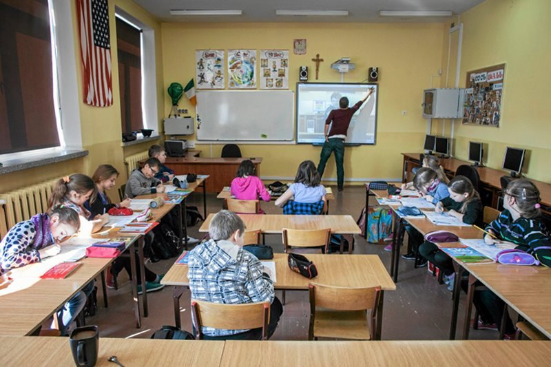 Nauczycielka znęcała się nad uczniem. Wciąż uczy w szkole