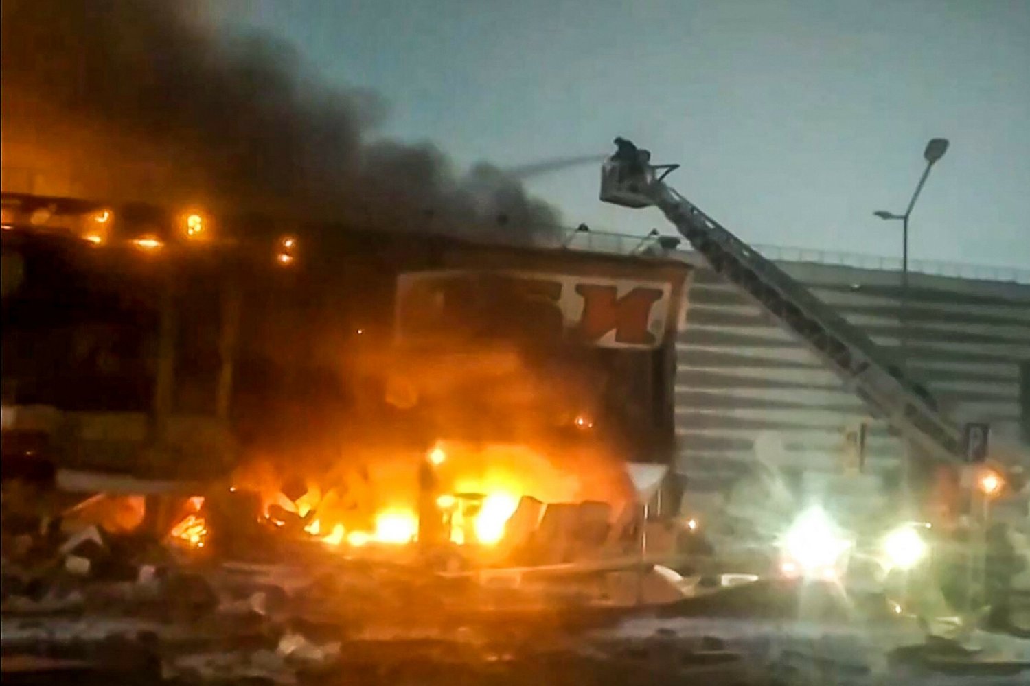 W Chimkach pod Moskwą na terenie centrum handlowego wybuchł pożar.