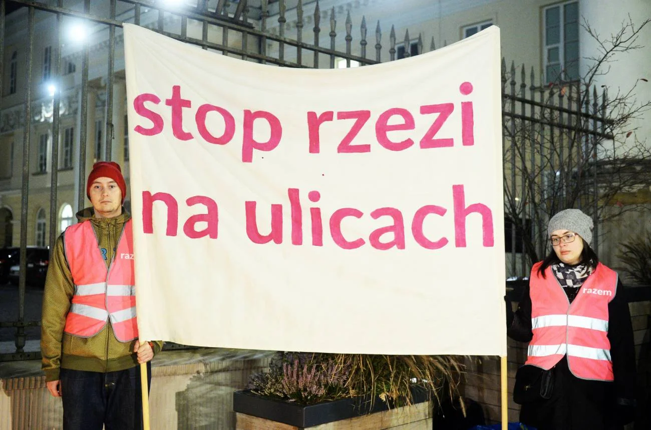 Pikieta "Piesi chcą żyć" - zapalenie zniczy przed stołecznym ratuszem, w związku ze śmiertelnym wypadkiem na ulicy Sokratesa.