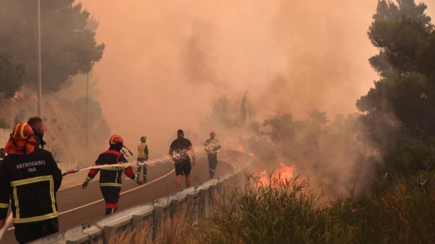 Wakacyjny raj Polaków trawią pożary. Chaos, zamknięte drogi i ewakuacja turystów Pożary w wakacyjnym raju Polaków. Zamknięto autostradę, trwa ewakuacja