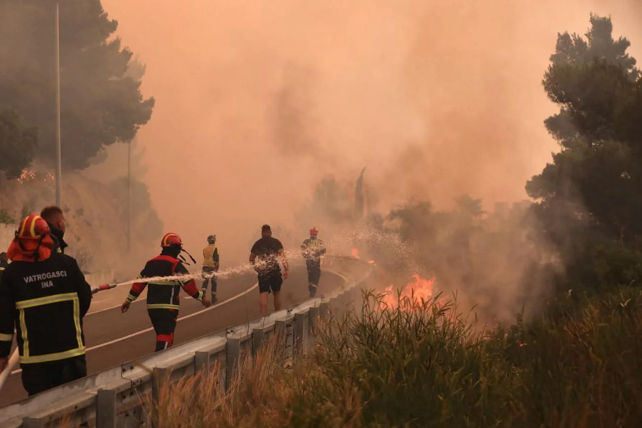 Wakacyjny raj Polaków trawią pożary. Chaos, zamknięte drogi i ewakuacja turystów Pożary w wakacyjnym raju Polaków. Zamknięto autostradę, trwa ewakuacja