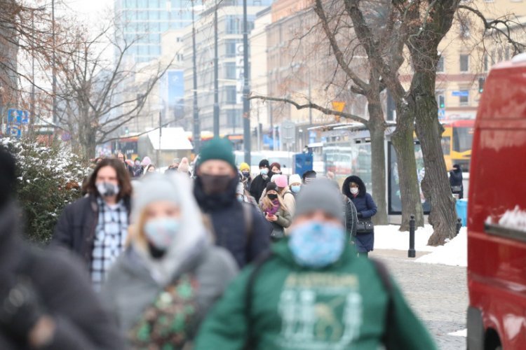 Prof. Miłosz Parczewski, powołując się na badania, stwierdził, że noszenie maseczek na zewnątrz nie ma większego sensu.