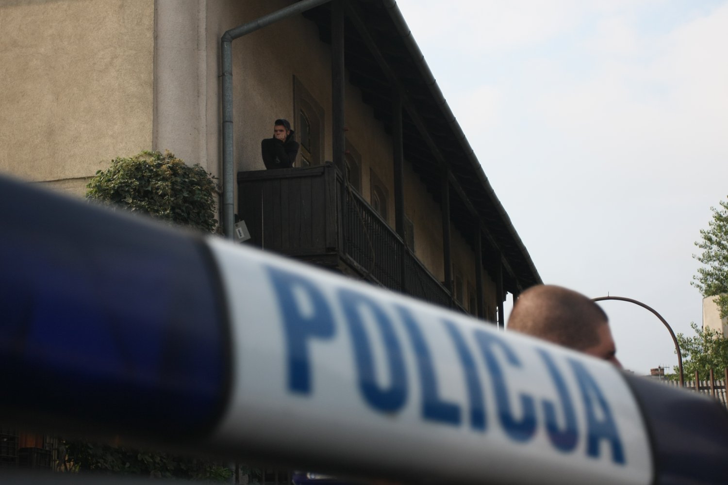 61-letni mężczyzna zginął w wyniku strzelaniny w Zbrzy koło Kielc. Trwa policyjna obława na sprawcę. 61-latek zginął w wyniku strzelaniny w Zbrzy koło Kielc. Kilkudziesięciu policjantów prowadzi obławę.