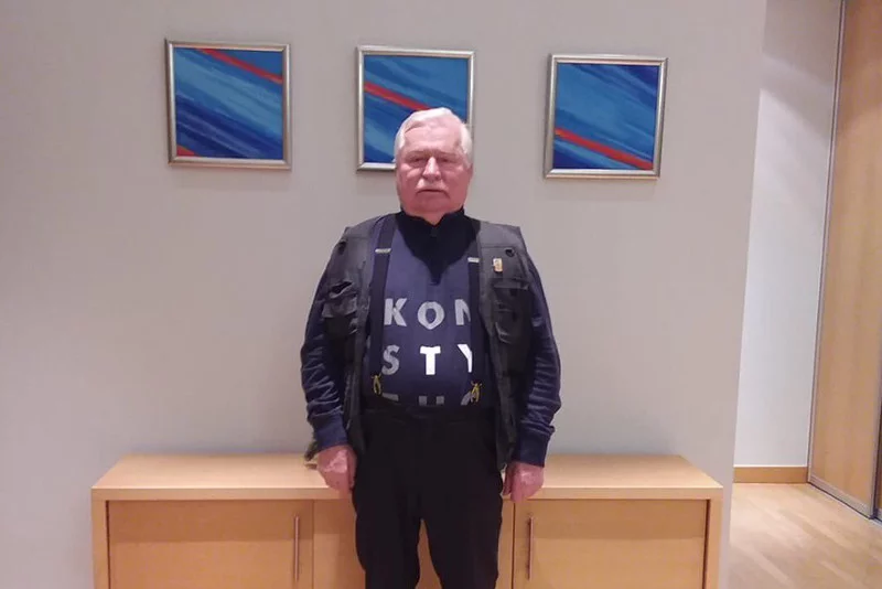 Były prezydent na lotnisku w Warszawie przed odlotem na uroczystości pogrzebowe George'a Busha seniora.