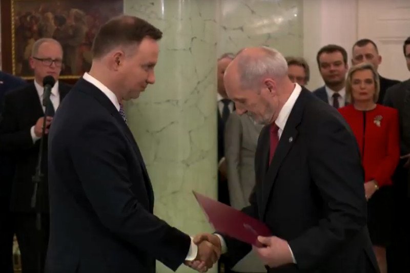Prezydent Andrzej Duda powołał Antoniego Macierewicza na stanowisko ministra obrony. W MON nie doszło do zmiany, choć od dawna spekulowano, że w tym resorcie pojawi się nowy szef.
