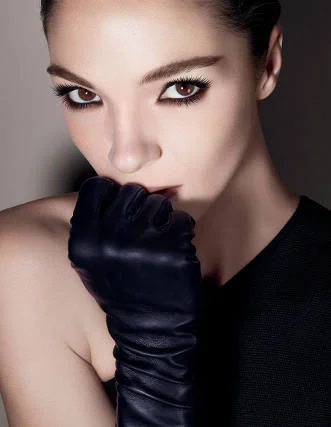 Mariacarla Boscono w reklamie kosmetyków do makijażu Givenchy, 2014.