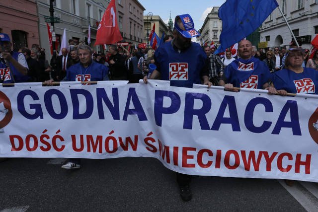 Pierwszomajowy pochód OPZZ i SLD, autorów projektu ustawy, który wprowadza minimalną stawkę godzinową