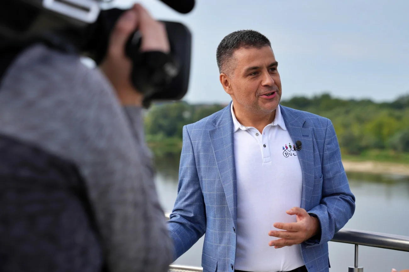 To Sławomir Nitras miał wpłacić grzywnę "za orlika". Prezydent Puław nie gryzie się w język Prezydent Puław Paweł Maj uniknie więzienia. Chodzi o sprawę z orlikiem