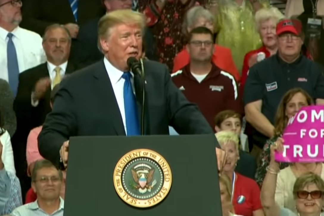 Trump nabijał się z kobiety, która oskarża o próbę gwałtu kandydata do Sądu Najwyższego. Prezydent USA sam był oskarżany o seksualne wykorzystywanie kobiet.