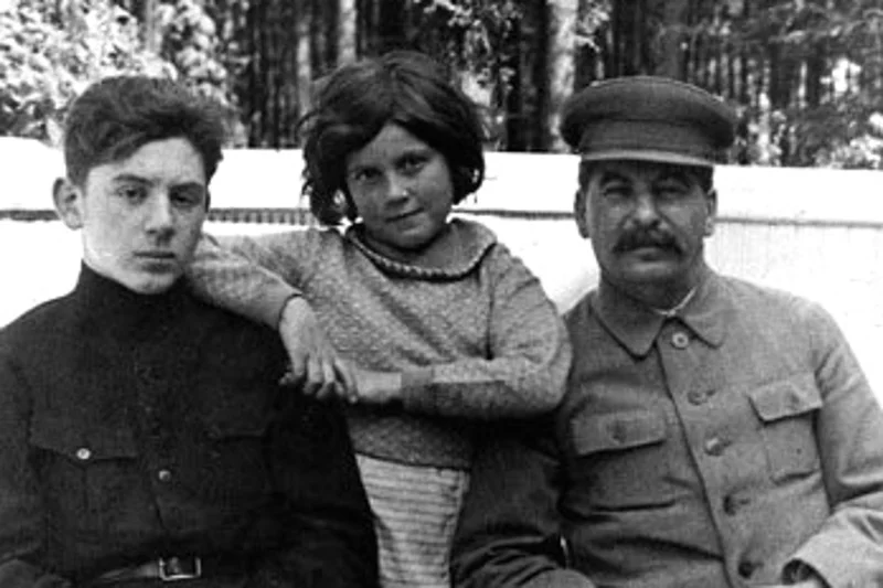 Józef Stalin z córką Swietłaną i synem Wasilijem. Lata 30. XX wieku.