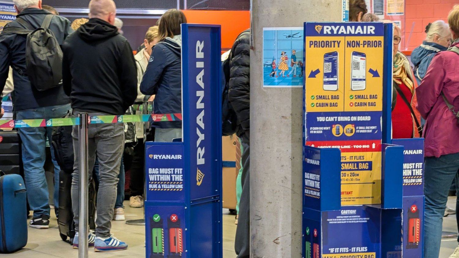 Ryanair zwiększył pracownikom premie za niewymiarowy bagaż