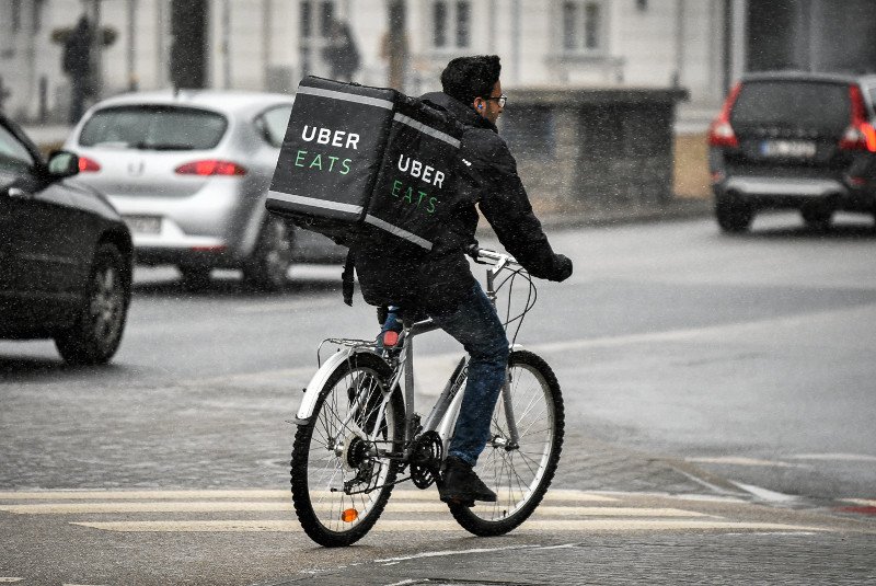 Kurierzy UberEats to charakterystyczny element w miejskim krajobrazie Warszawy.