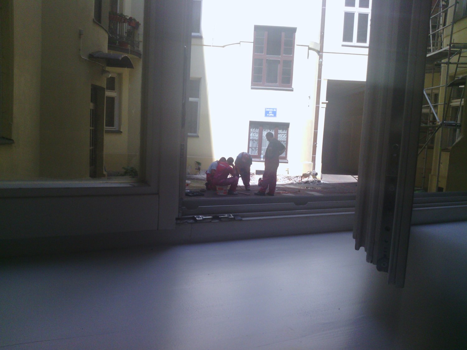 Robotnicy budowlani podczas przerwy w pracy, zaobserwowani przy naszej redakcji