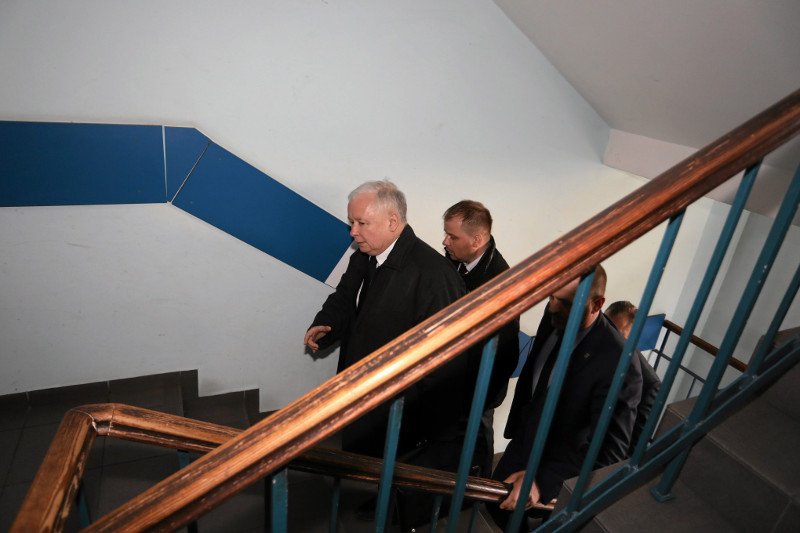 Częste wchodzenie po schodach w siedzibie PiS przy ulicy Nowogrodzkiej mogło się odbić nastanie kolana Jarosława Kaczyńskiego