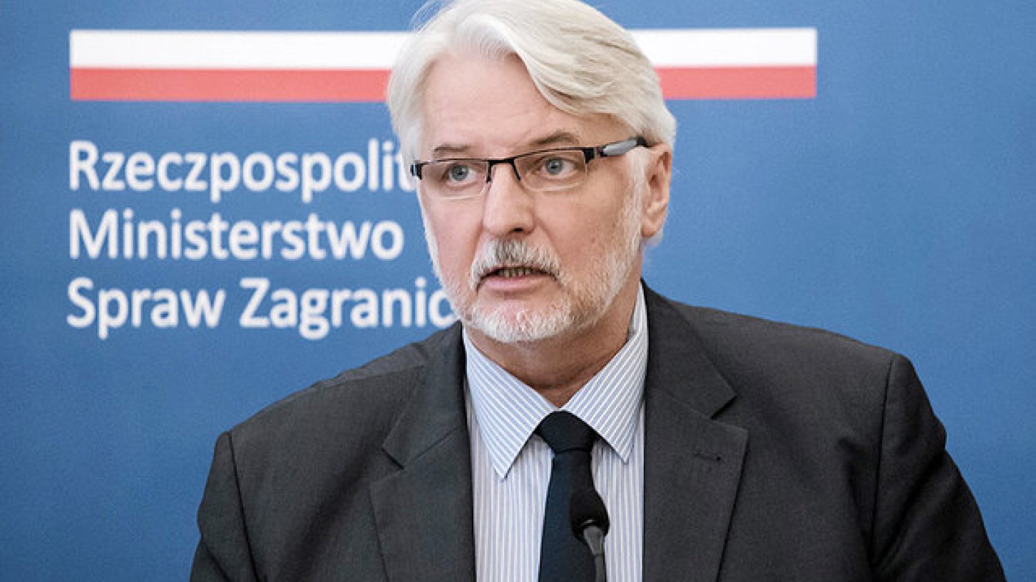 Szef MSZ Witold Waszczykowski twierdzi, że kontrowersyjna konsul honorowa w USA Maria Szonert-Binienda "de facto nie sprawuje funkcji", ale o odwołaniu jej na razie nie ma mowy.