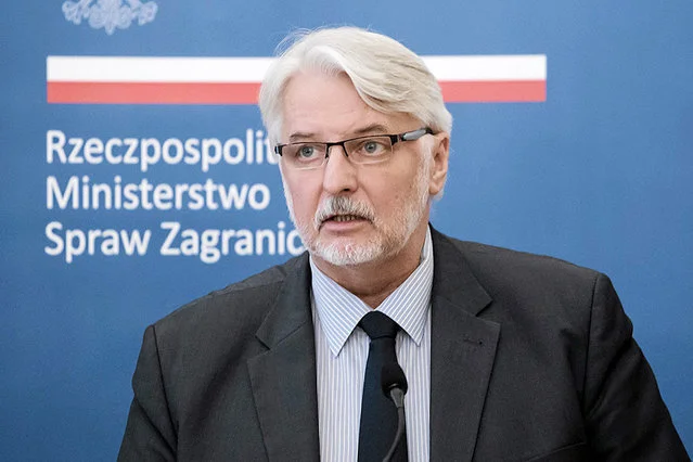Szef MSZ Witold Waszczykowski twierdzi, że kontrowersyjna konsul honorowa w USA Maria Szonert-Binienda "de facto nie sprawuje funkcji", ale o odwołaniu jej na razie nie ma mowy.