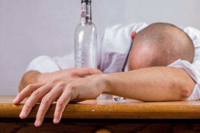 Imprezowicz umarł z przepicia, odżył w kostnicy