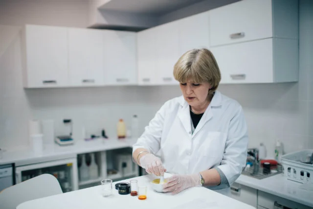 Pani Barbara Szmyd w swoim laboratorium
