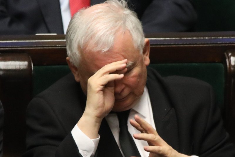 Prezes Jarosław Kaczyński założył PiS na gruzach AWS, teraz PiS rozłazi mu się niczym AWS