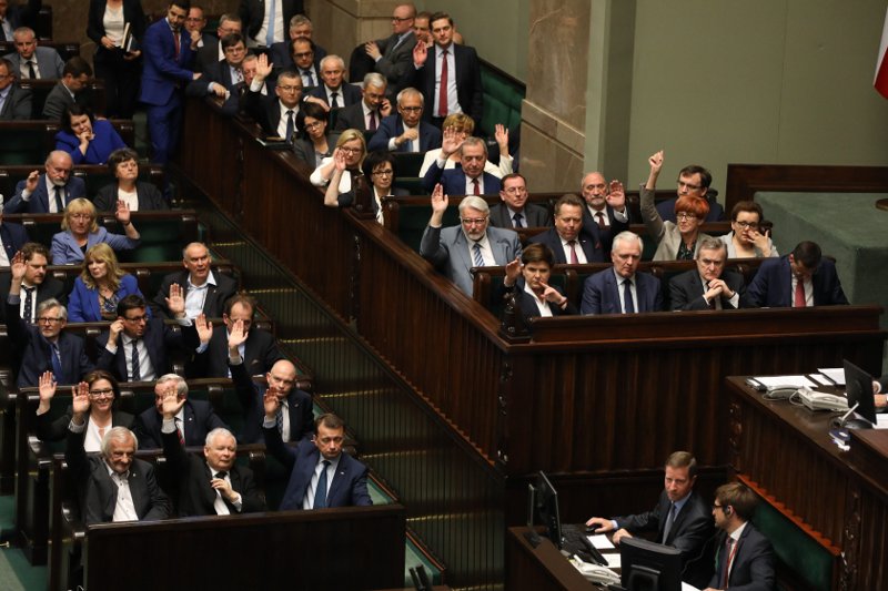 Okazuje się, że podobnych obrazków w przypadku prezydenckich wet możemy w ogóle nie zobaczyć. Prawdopodobnie, PiS będzie chciało ominąć problem głosowania nad nimi.