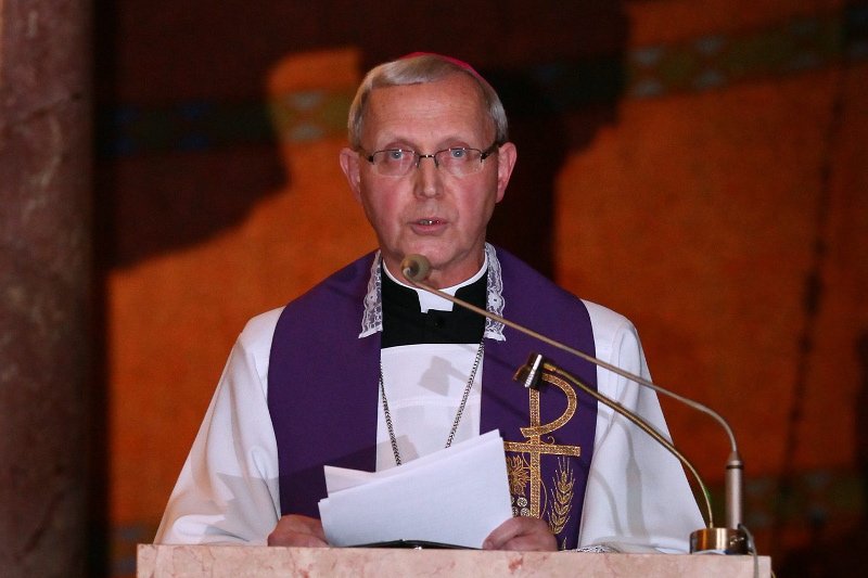 Biskup Piotr Libera przyznał, że konieczne jest egzekwowanie zasady "zero tolerancji" dla duchownych molestujących dzieci.