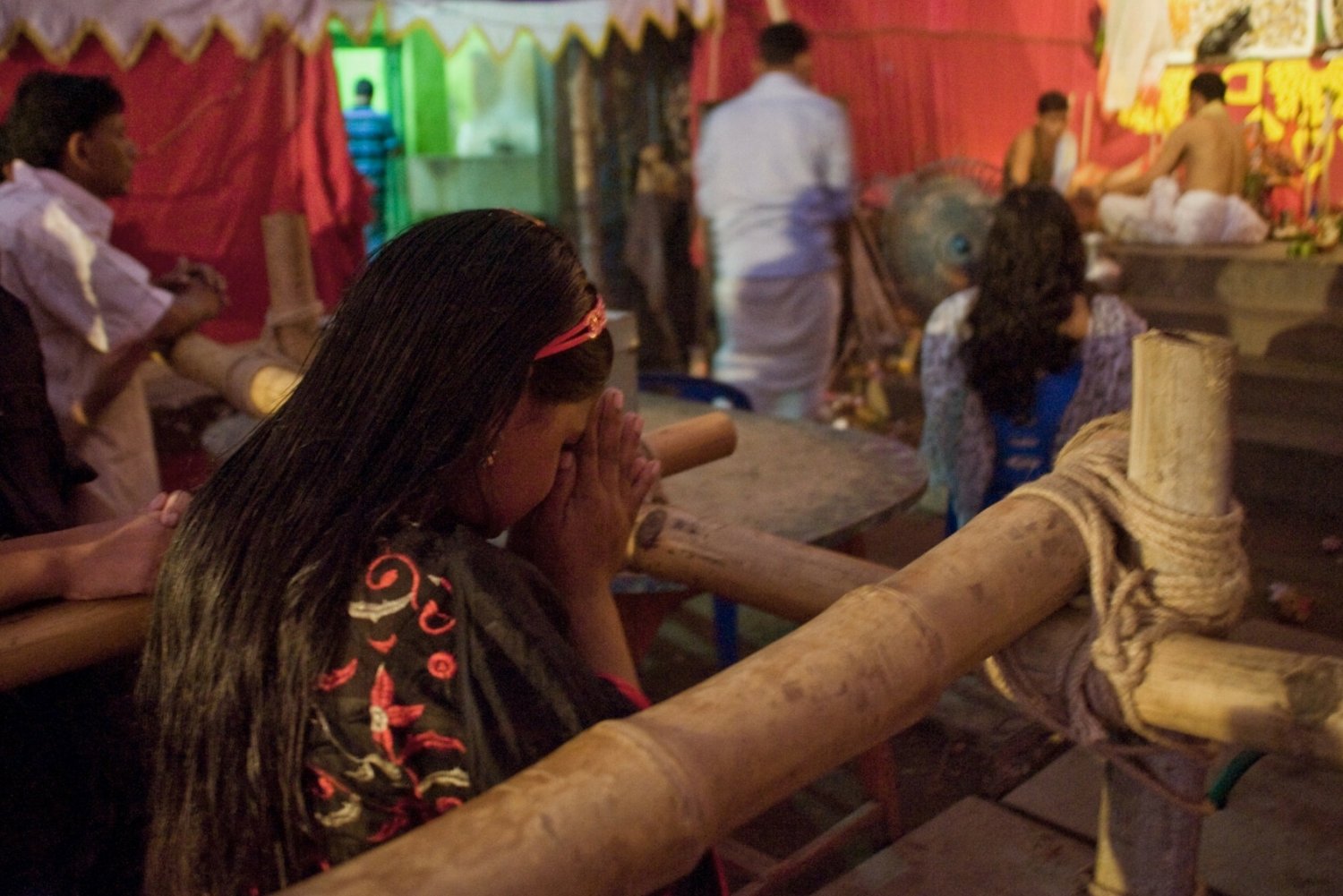 Wnętrze świątyni w Indiach. W jednej z nich kobiecie obcięto głowę.