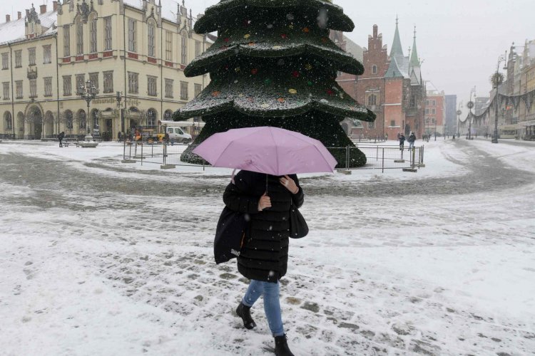 IMGW ostrzega przed opadami śniegu.