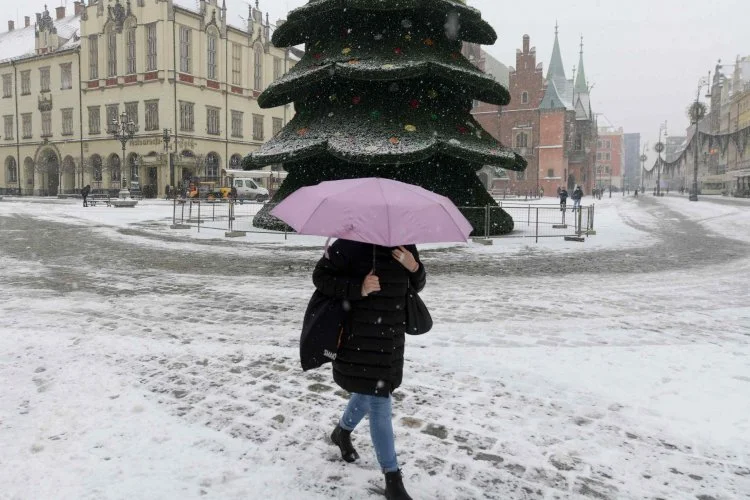 IMGW ostrzega przed opadami śniegu.