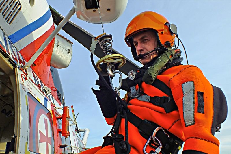 Chor. mar. Krzysztof Wasylczuk podczas treningu załogi śmigłowca ratowniczego "W-3RM "Anakonda" w Brygadzie Lotnictwa Marynarki Wojennej w Gdyni.