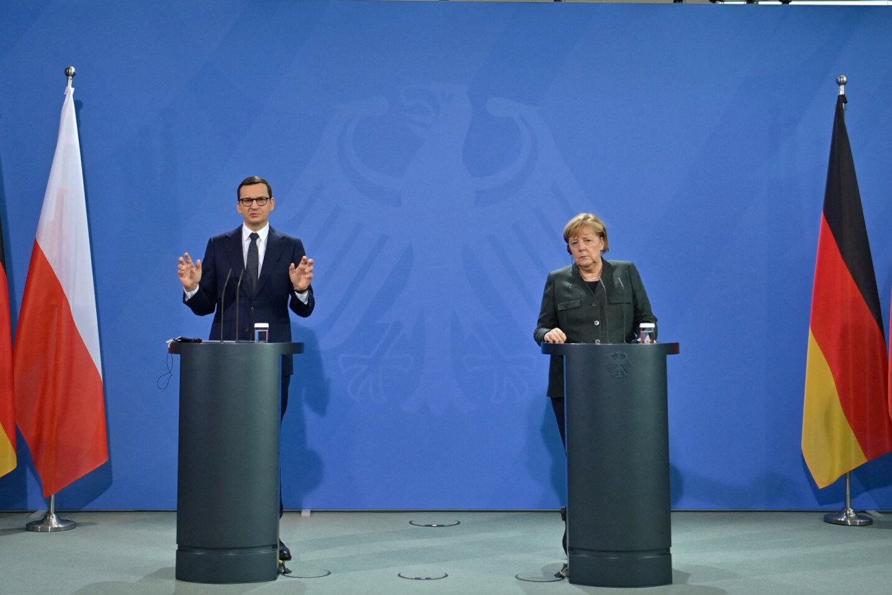 Konferencja Morawieckiego i Merkel. Premier szuka wsparcia ws. kryzysu.
