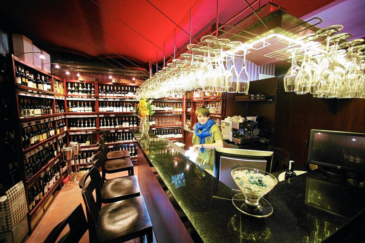 ŁÓDŹ , RESTAURACJA I SKLEP Z WINAMI "JAK PRAGNĘ WINA"