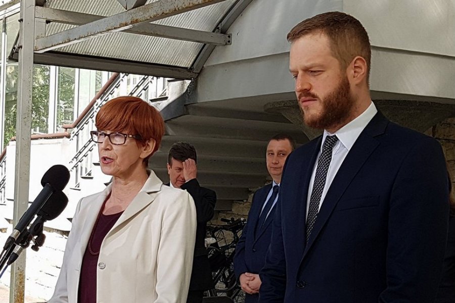 Elżbieta Rafalska jeszcze kilka dni temu deklarowała, że e-zwolnienia wejdą w życie 1 lipca, teraz jednak przesunęła termin na grudzień.