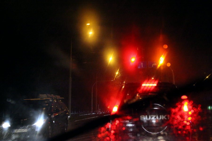 Policja ostrzega kierowców przed śliskimi drogami.