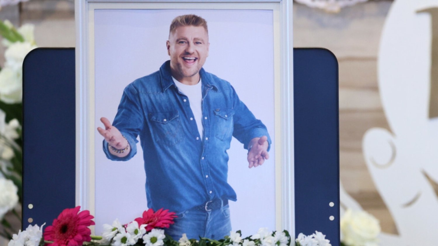 Na pogrzebie Tomasza Jakubiaka nie brakowało łez. Tak pożegnali go żona i syn Tomasz Jakubiak nie żyje. Pogrzeb z poruszającą wiadomością od bliskich