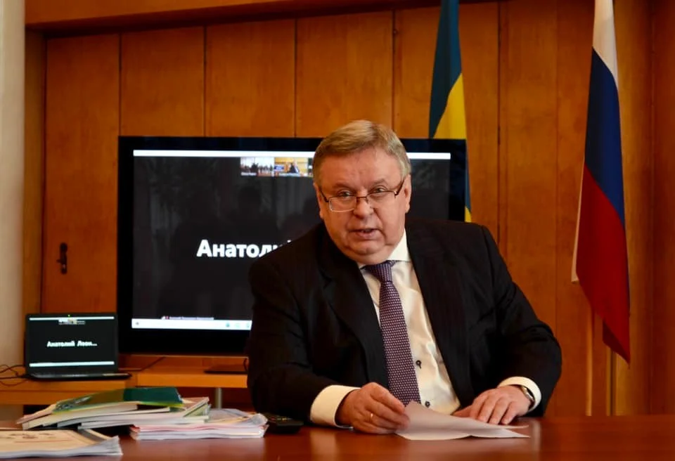 Rosyjski ambasador, odpowiadając na pytania o sankcje, nie zastosował z pewnością dyplomatycznego języka.