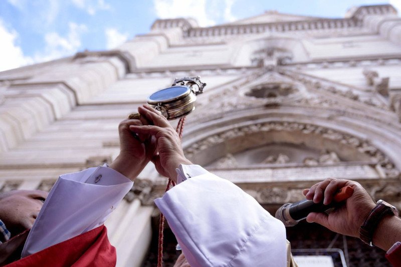 Neapolitańczycy modlili się w miejskiej katedrze o cud św. Januarego.