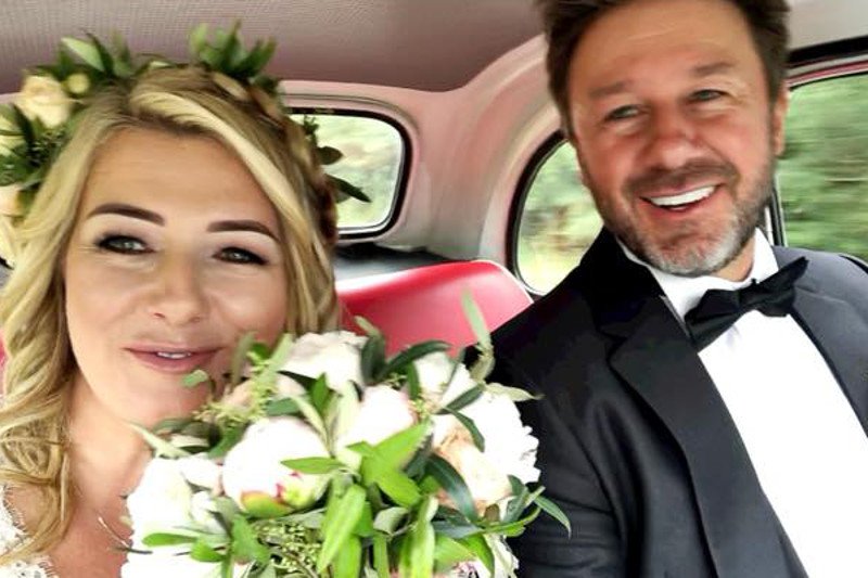 Andrzej Piasek Piaseczny zamieścił na Facebooku trzy ślubne zdjęcia. Wygląda jakby to on był panem młodym, ale nie...