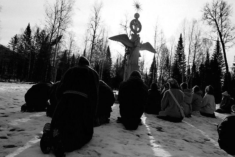 странные секты. странные секты. солнцестояние ари астера. община виссариона в красноярском крае. фильм the other lamb 2020.