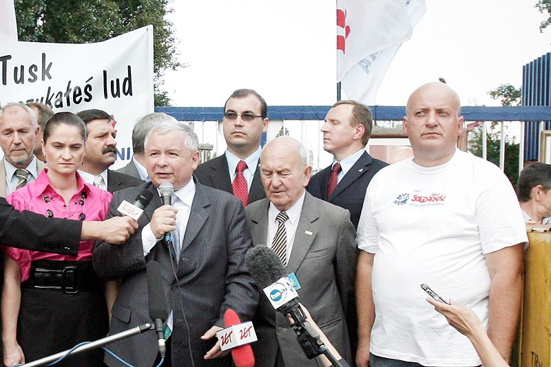 "Zamordyści z PiS najechali moje Pomorze" - napisał europoseł PO Janusz Lewandowski. To komentarz do sporu o Plac Solidarności podczas obchodów 4 czerwca.